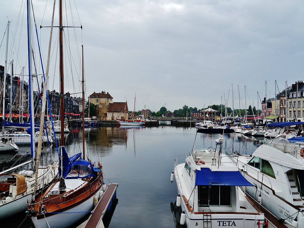 Ein französischer Hafen mit bunten Häuserfassaden als Beispiel für ein Ortsrätsel