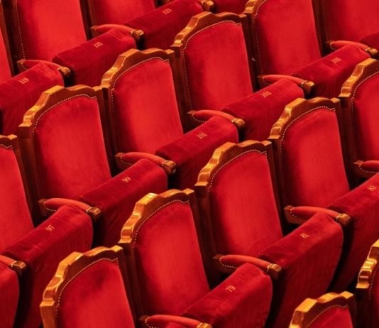 Covid-19: Die Kulturministerin Roselyne Bachelot verteidigt eine Lockerung der Ausgangssperre für Kinos und Theater