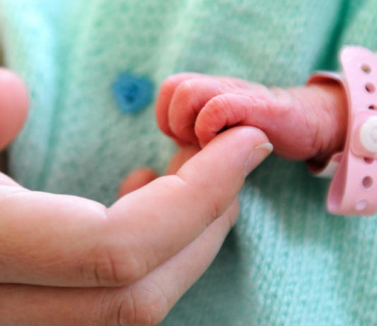 In der Region Paris bringen Polizisten am Morgen des 1. Januar ein Baby in einem Auto zur Welt.