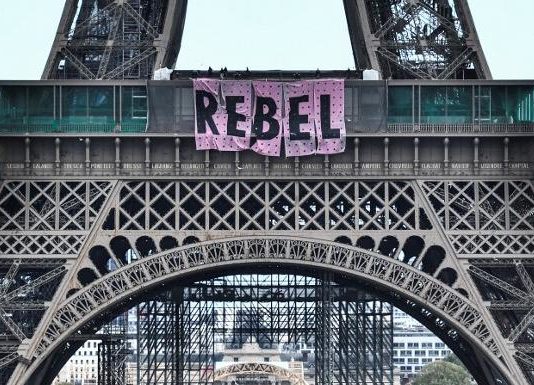 Klima: Die Umweltbewegung Extinction Rebellion entfaltet ein Transparent auf dem Eiffelturm