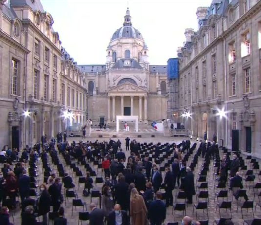 „Wir werden nicht auf Karikaturen verzichten“, sagt Emmanuel Macron bei der Ehrung von Samuel Paty.