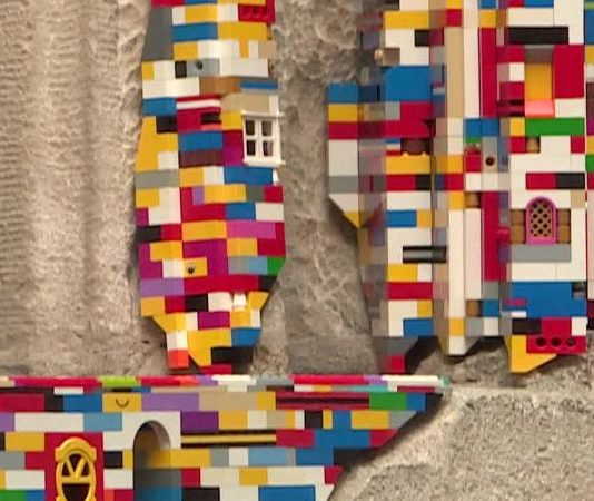 Der Straßenkünstler Jan Vormann repariert mit Lego die Fassade des Gerichtsgebäudes von Rouen