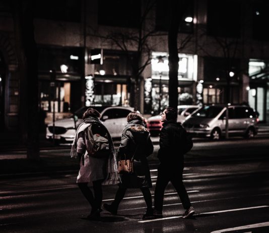 „Wir sind bis 10:00 Uhr oder später draußen“: Die Jugendlichen, die die Ausgangssperre umgehen wollen…