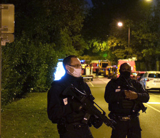 Enthaupteter Lehrer: Neun Personen jetzt in Polizeigewahrsam, Identität des Angreifers bestätigt