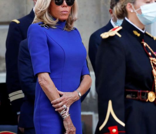 Brigitte Macron: Das Foto, das in sozialen Netzwerken Kontroversen auslöst
