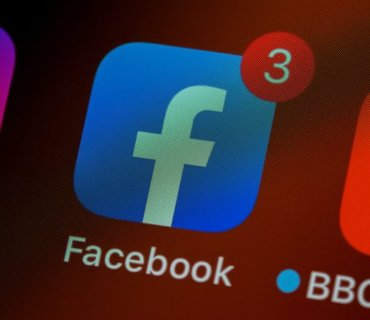 Eine 19-jährige Studentin, wurde verurteilt, weil sie geschrieben hatte, Samuel Patys Tod sei verdient gewesen…