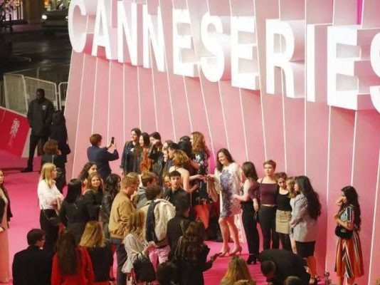 Cannes: Beim CanneSeries Festival gibt es Stars (vor allem Franzosen), aber keine Autogramme, „Covid verpflichtet“