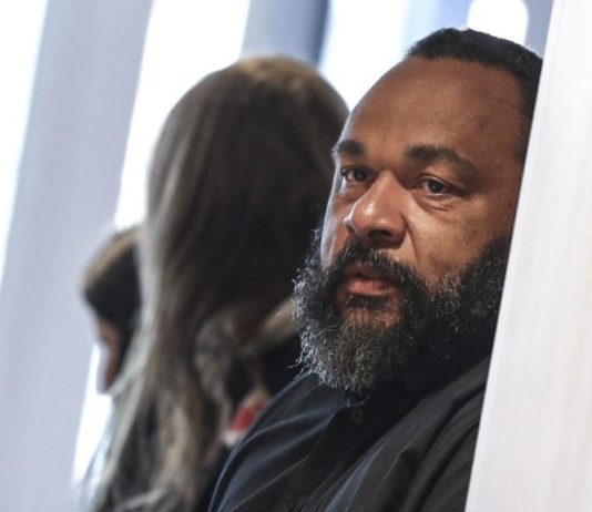 Covid-19: Untersuchung nach einer Show von Dieudonné, bei der viele Zuschauer die Maske nicht trugen