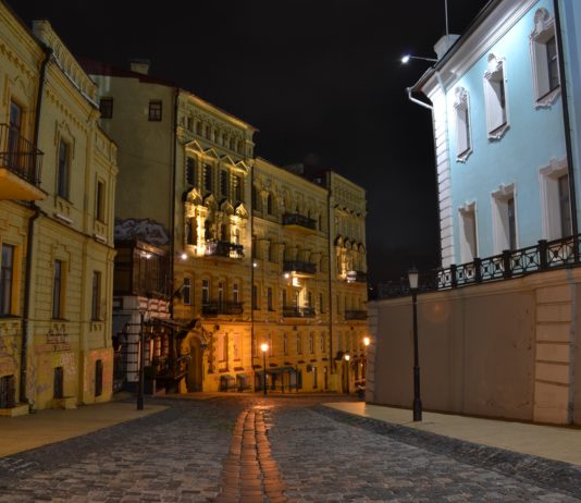 IN BILDERN. Leere Terrassen und verlassene Straßen für die erste Nacht der Ausgangssperre