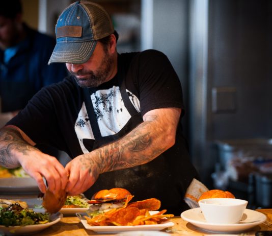 Covid-19 : Letzte Nächte vor der Ausgangssperre in Paris. Unverständnis im Gastgewerbe…
