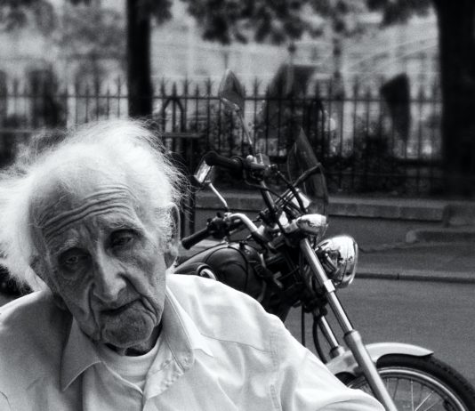 Im Jahr 2020 leben fast eine Million ältere Menschen in sozialer Isolation.