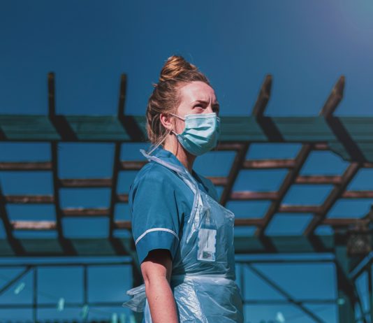 CORONAVIRUS: Überforderte und erschöpfte Pflegekräfte sind am Ende ihrer Nerven