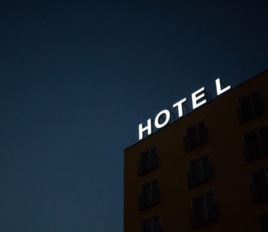 Ausgangssperre: Hotelrestaurants dürfen ihre Kunden nach 21.00 Uhr im Zimmerservice bedienen.