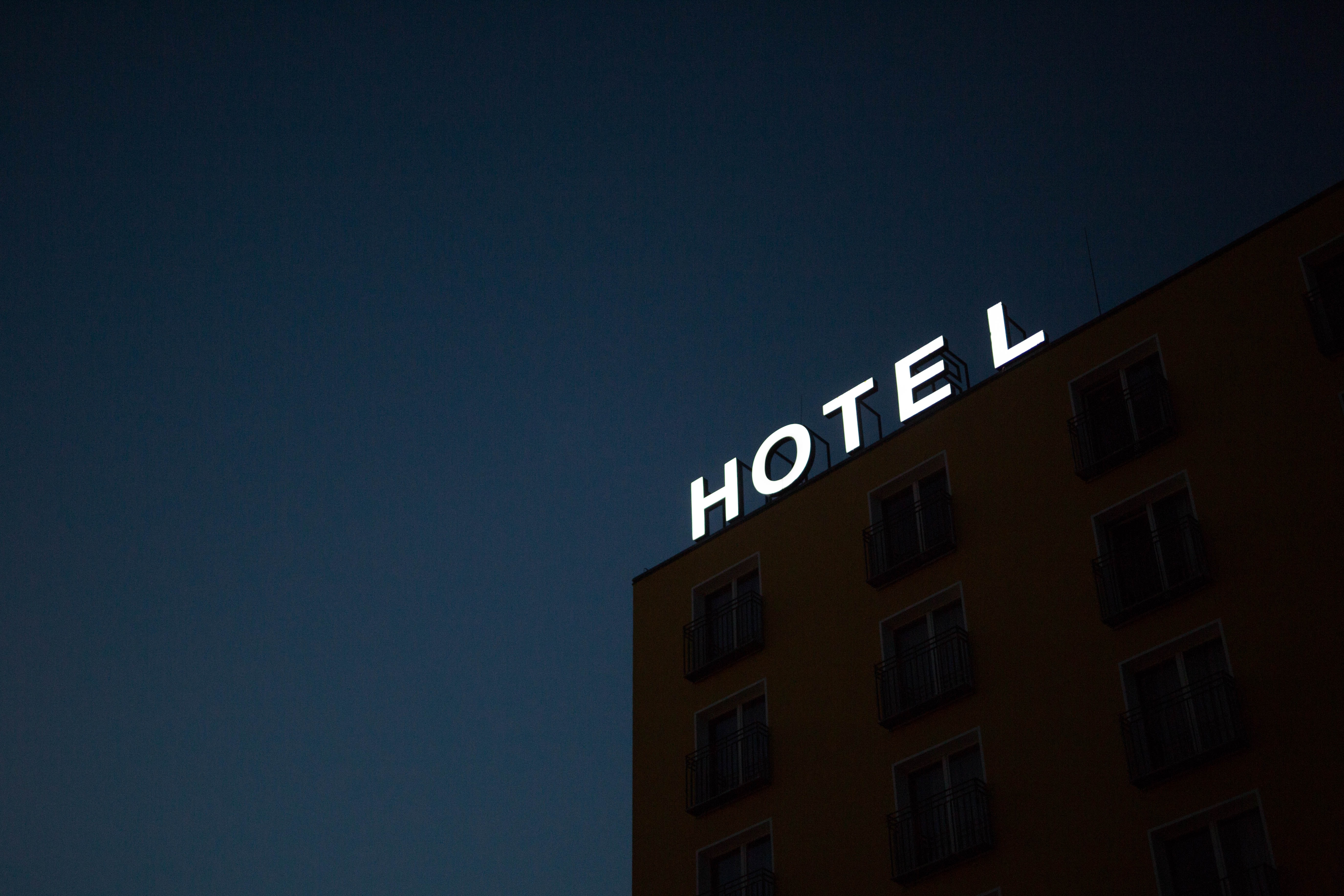 Ausgangssperre: Hotelrestaurants dürfen ihre Kunden nach 21.00 Uhr im Zimmerservice bedienen.