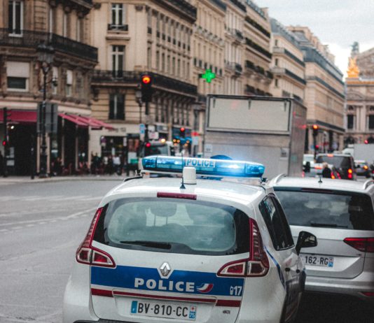 Innenminister Gerald Darmanin schrieb einen Brief an den Bürgermeister von Nizza, Christian Estrosi, über seine Absichten, die Aktionen der Stadtpolizei zu unterstützen. Und kündigt ihm Verstärkung durch nationale Polizisten an.