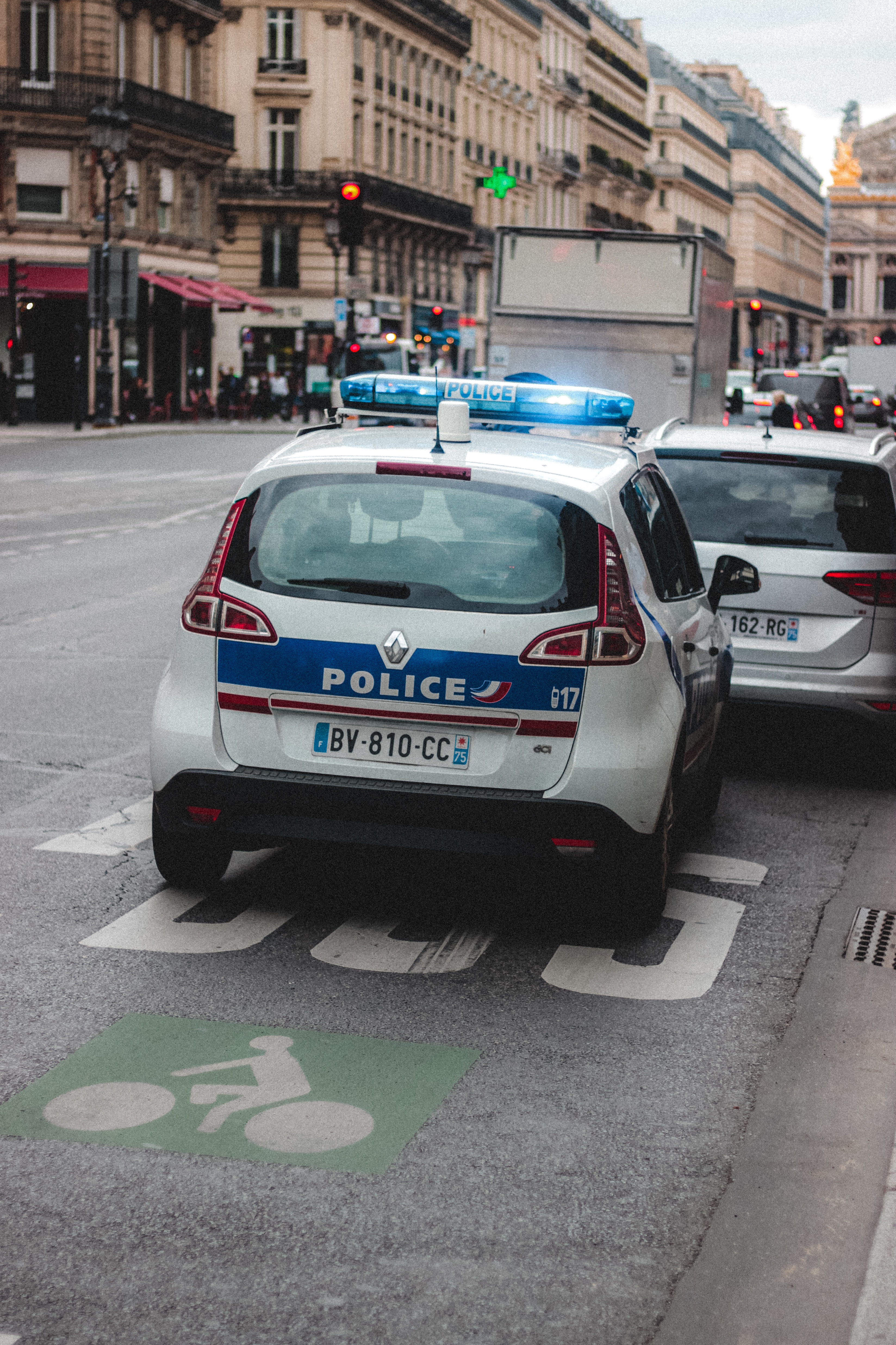 Innenminister Gerald Darmanin schrieb einen Brief an den Bürgermeister von Nizza, Christian Estrosi, über seine Absichten, die Aktionen der Stadtpolizei zu unterstützen. Und kündigt ihm Verstärkung durch nationale Polizisten an.