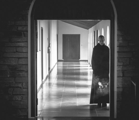 Ein Priester der Bruderschaft St. Pius X. wegen Vergewaltigung von Minderjährigen in der Vendée angeklagt