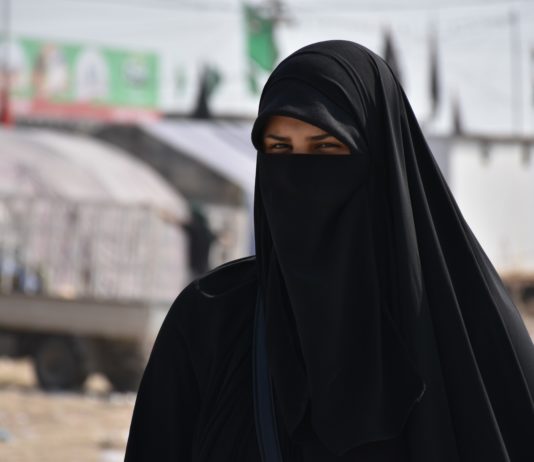 10 Jahre nachdem Frankreich den Gesichtsschleier verboten hat, stigmatisieren die französischen Regierungen immer noch die Muslime