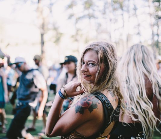 Bretagne. Eine Rave-Party mit 800 Personen in einem Wald südlich von Rennes