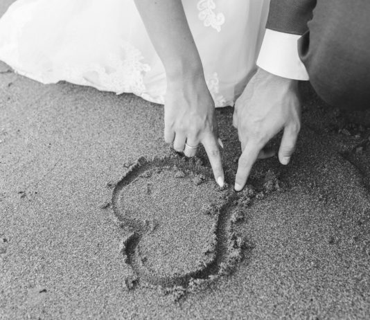 Bretagne: Sie findet ihren vor 40 Jahren verlorenen Ehering an einem Strand wieder