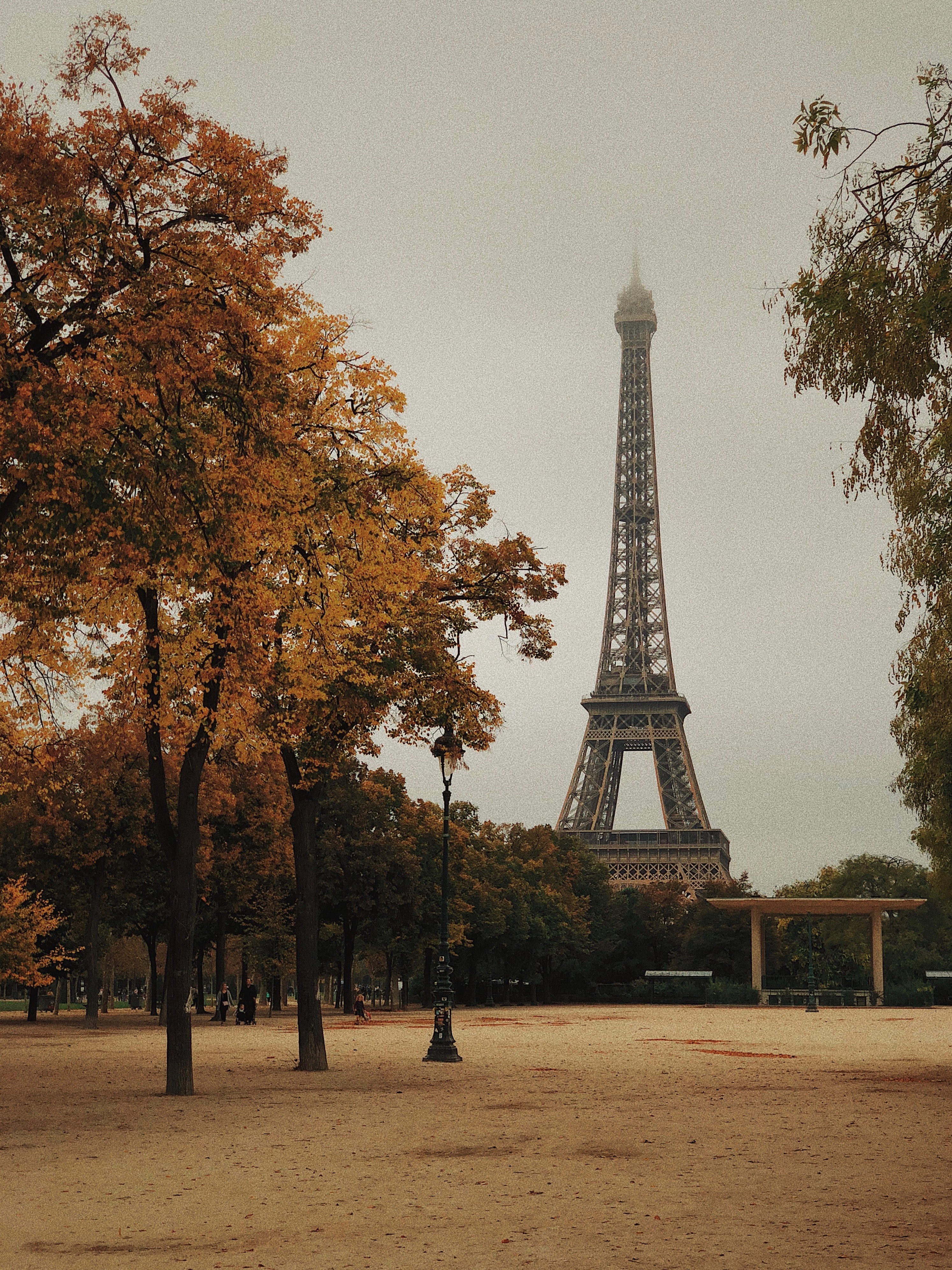 Paris: Zwei Frauen in der Nähe des Eiffelturms wegen eines freilaufenden Hundes mit Messer angegriffen