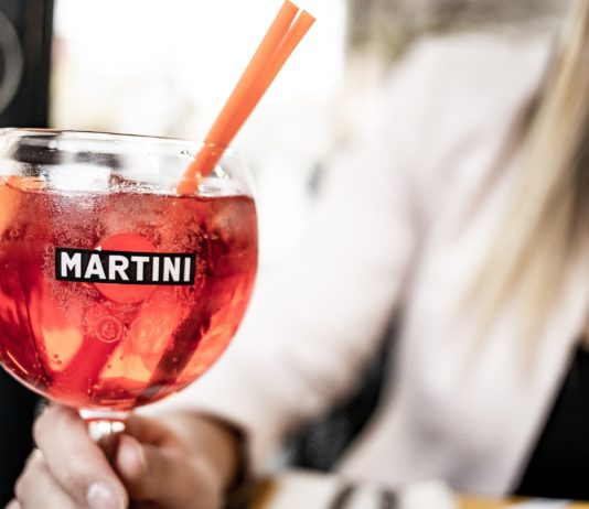 „Wir werden aber kein ‚Corona‘ trinken…“ Von der Ausgangssperre verschont, nutzen die Straßburger die Nacht aus…