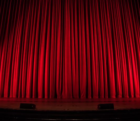 Caen: Theaterkulisse stürzt mitten in der Vorstellung ein, 4 Menschen werden verletzt