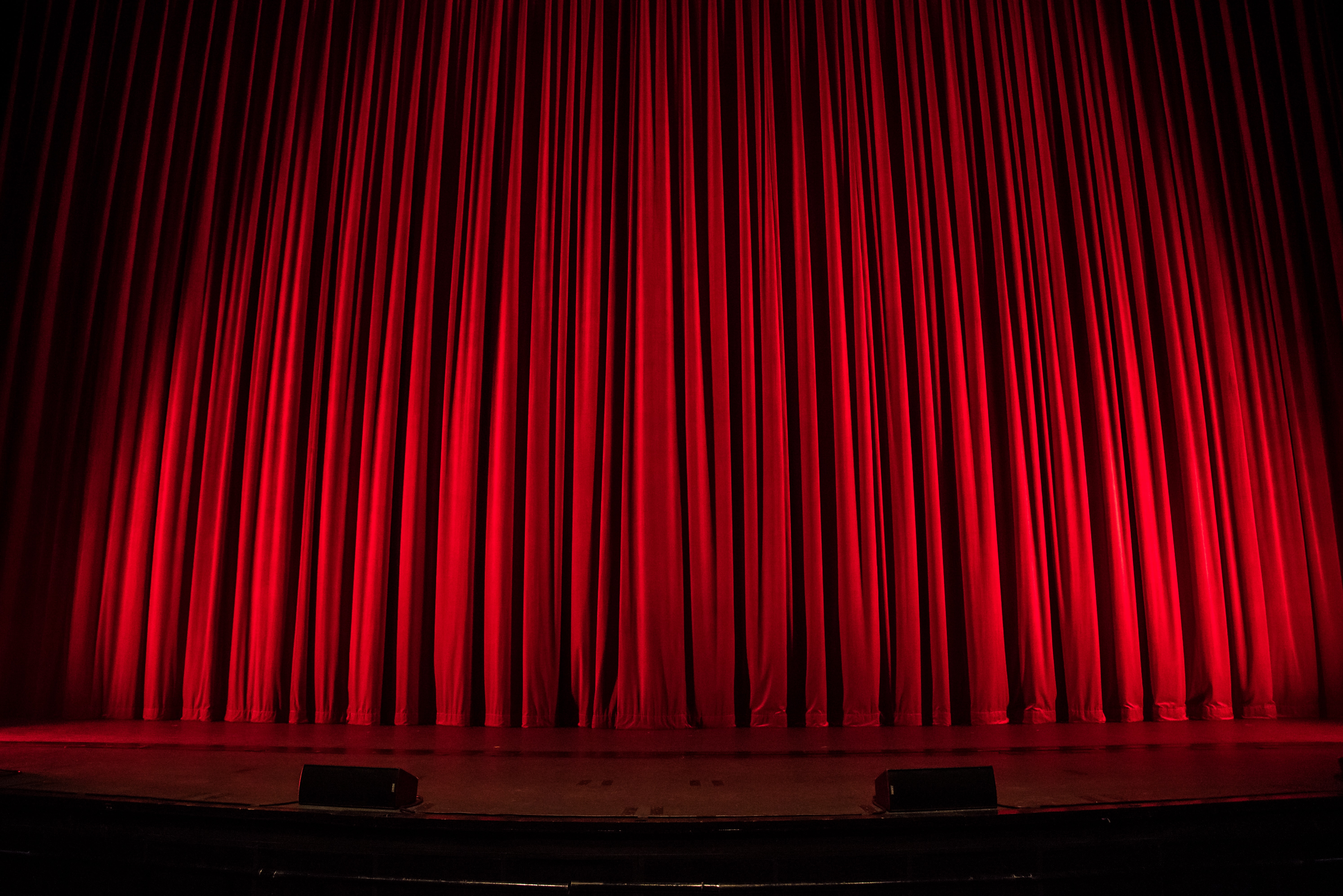 Caen: Theaterkulisse stürzt mitten in der Vorstellung ein, 4 Menschen werden verletzt