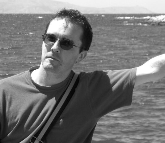 Marseille, Aix, Avignon… Finden Sie die Orte, an denen sich die Menschen an diesem Sonntag versammeln, um Samuel Paty die Ehre zu erweisen. Samuel_Paty