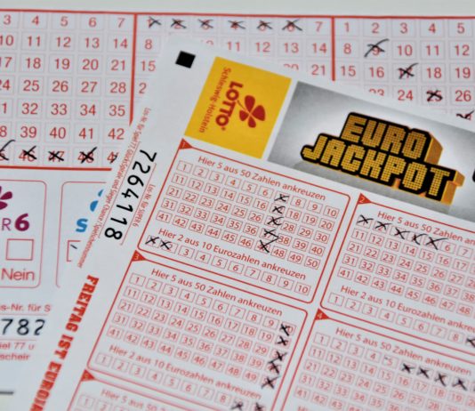 Ein Spieler gewinnt 30 Millionen Euro, seine Frau glaubt es sei ein Scherz.