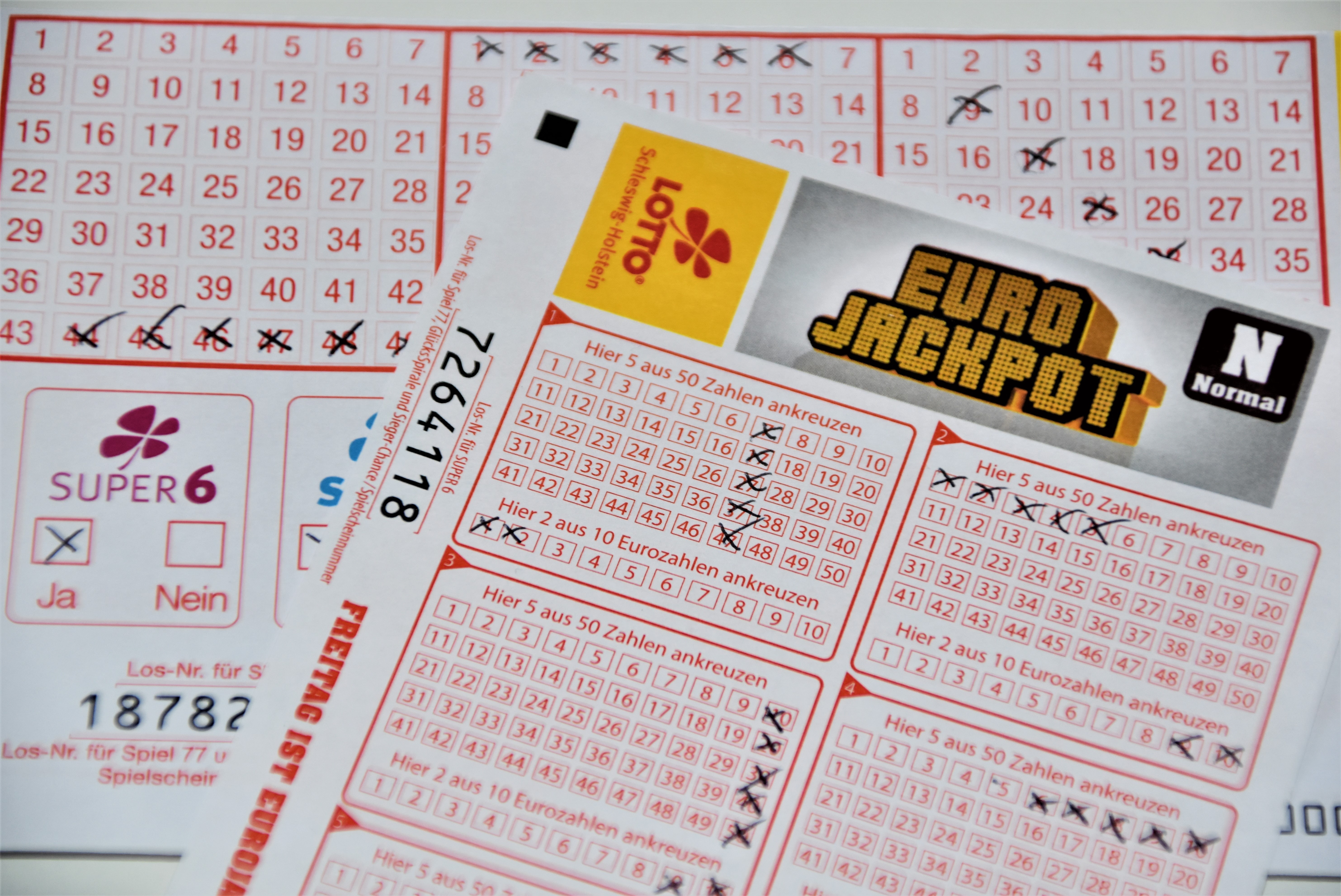 Ein Spieler gewinnt 30 Millionen Euro, seine Frau glaubt es sei ein Scherz.