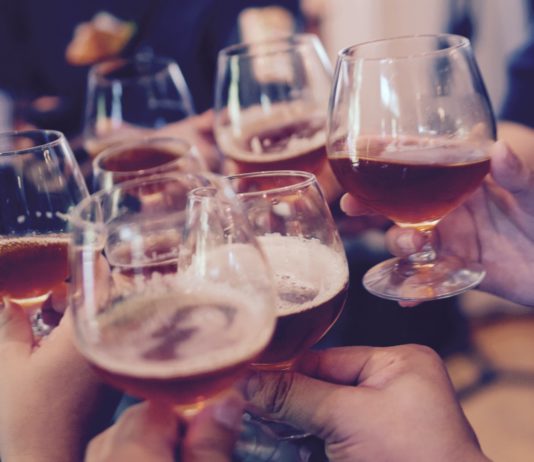 „Kommt schon, lasst uns den Letzten trinken!“ Nach der Ankündigung einer Ausgangssperre im Pariser Stadtteil La Gaîté ist die Party vorbei…