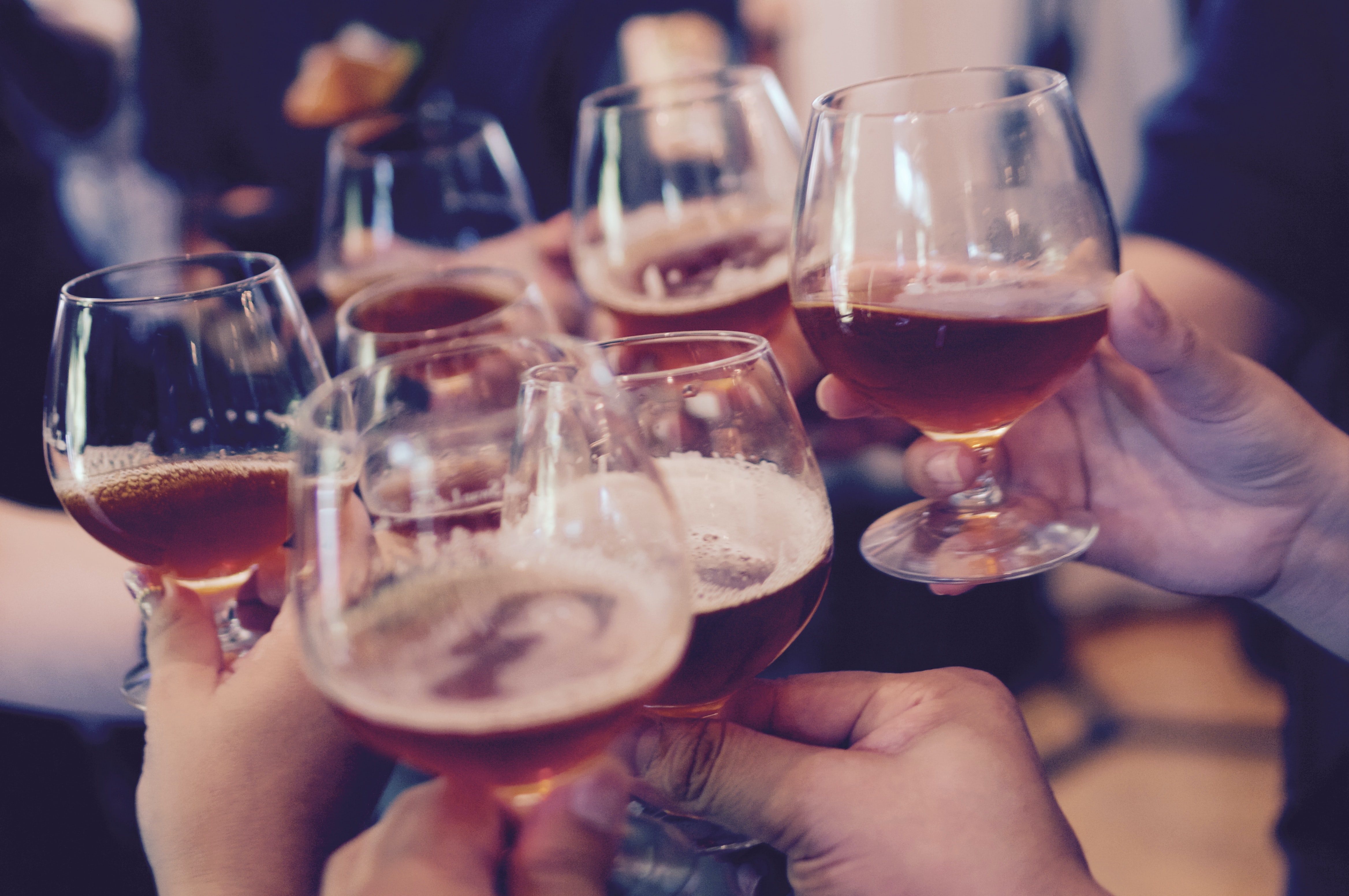 "Kommt schon, lasst uns den Letzten trinken!" Nach der Ankündigung einer Ausgangssperre im Pariser Stadtteil La Gaîté ist die Party vorbei...