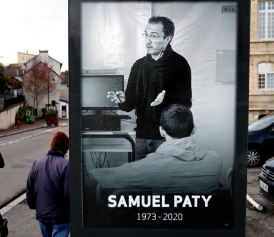 Ein Jahr nach dem Tod von Samuel Paty Ehrungen in französischen Schulen