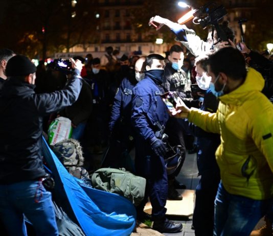 Darmanin beauftragt nach der gewaltsamen Evakuierung von Migranten in Paris die „police des polices“