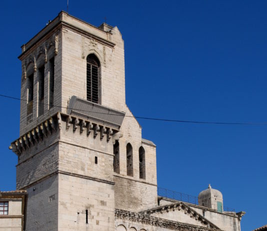In Nîmes ruft ein Mann „Allah Akbar“ und versucht, mit Gewalt in die Kathedrale einzudringen.