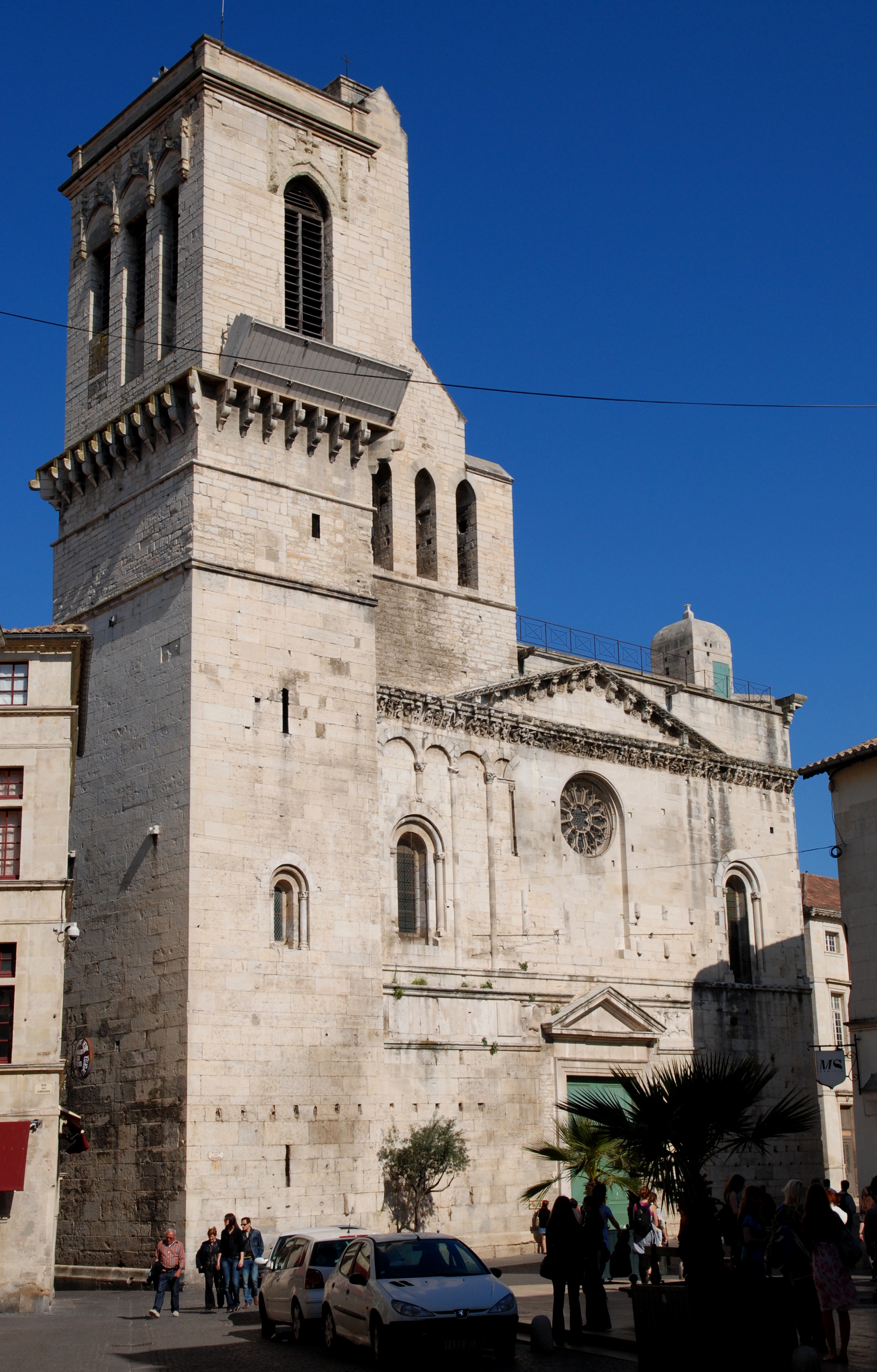 In Nîmes ruft ein Mann "Allah Akbar" und versucht, mit Gewalt in die Kathedrale einzudringen.