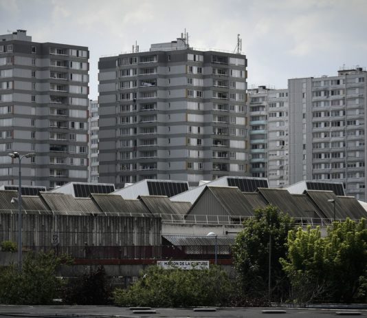 Seine-Saint-Denis: Mann aus dem ersten Stock eines Gebäudes geworfen, weil er seine Nachbarin vor Drogendealern verteidigt hatte.