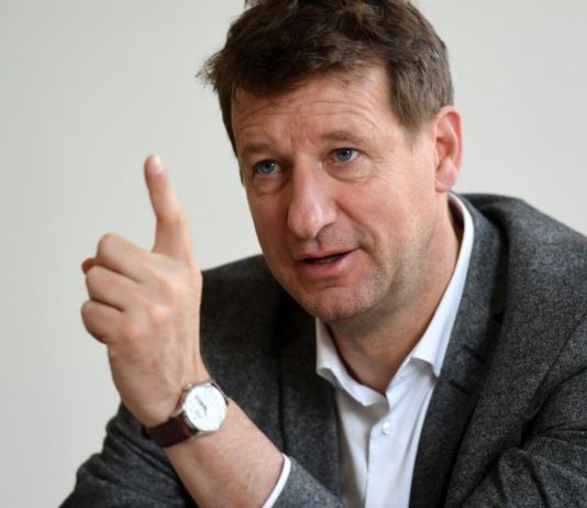 Yannick Jadot fordert, dass die Impfung gegen Covid-19 „obligatorisch“ sein soll.