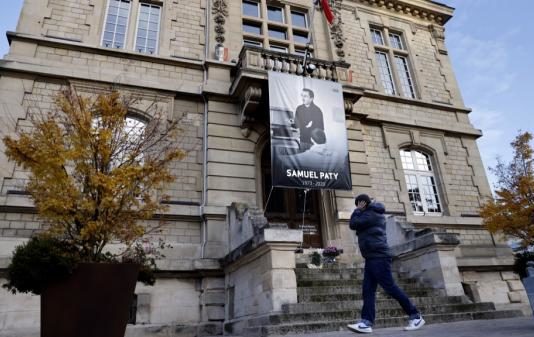 Ermordung von Samuel Paty: Gegen vier weitere Gymnasiasten wurde Anklage wegen „Mittäterschaft an einem terroristischen Attentat“ erhoben. Das Foto des Lehrers Samuel Paty an der Fassade des Rathauses von Conflans-Sainte-Honorine in Yvelines. (THOMAS COEX / AFP)
