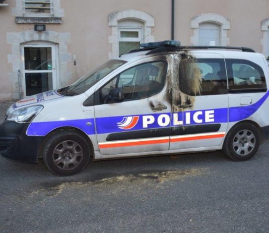 Cahors: Molotow-Cocktails auf die Polizeiwache geworfen setzten ein Auto in Brand
