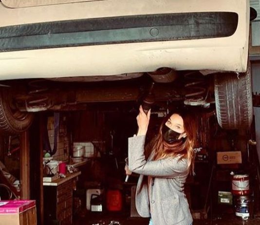 Carla Bruni restauriert während des Lockdowns einen alten Peugeot 207