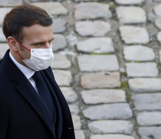 Sicherheitsgesetz: Emmanuel Macron schlägt mit der Faust auf den Tisch