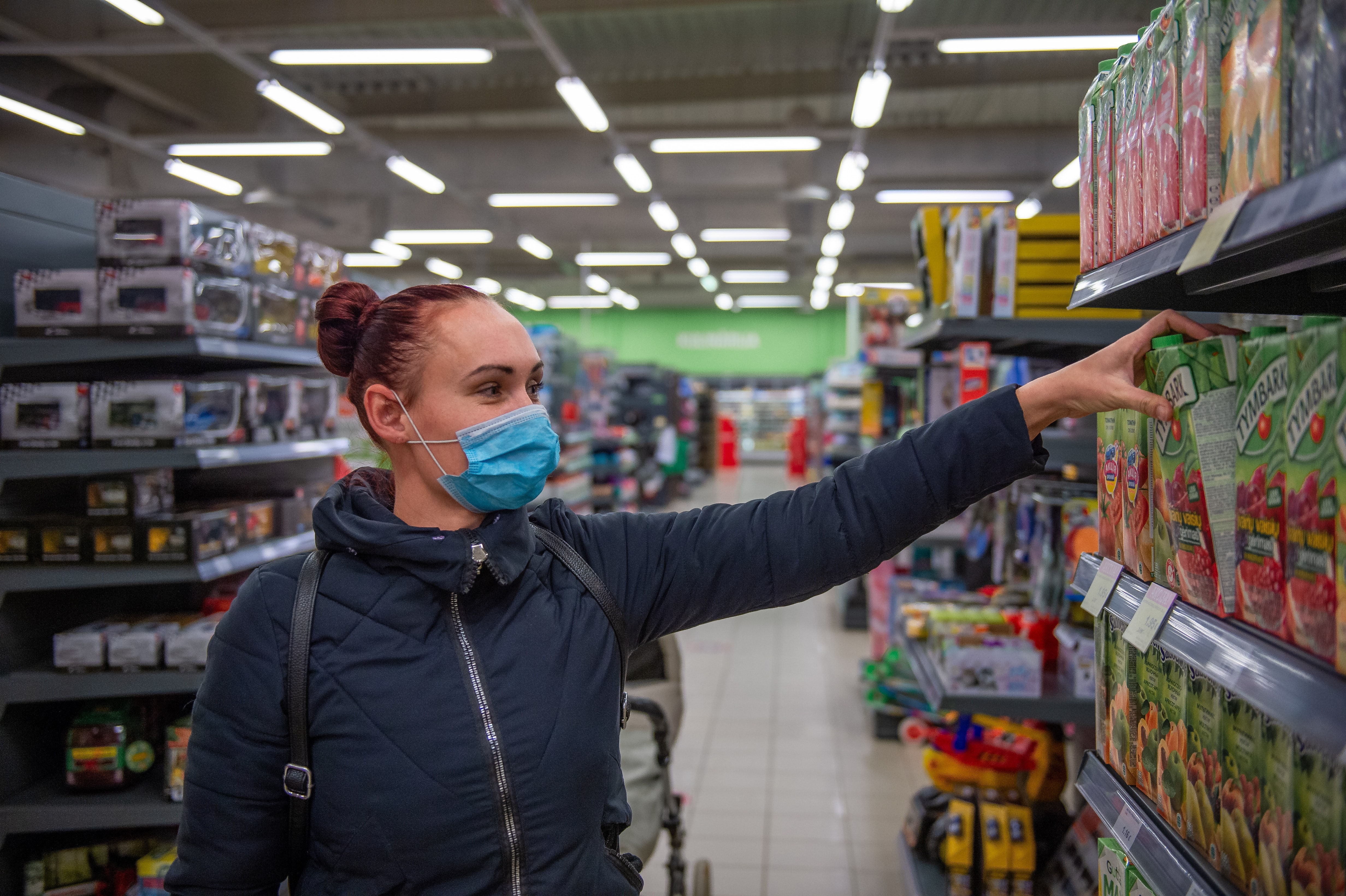 Kleine Läden bleiben geschlossen, große Läden werden Regale mit "nicht benötigten" Waren  schließen müssen.