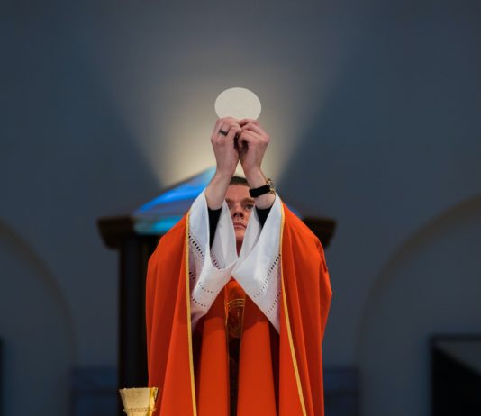 Wiederaufnahme religiöser Zeremonien unter bestimmten Bedingungen ab 1. Dezember