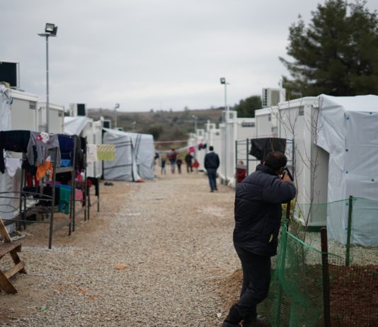 Polizei evakuiert großes Lager mit mehr als 2.000 Migranten in Saint-Denis