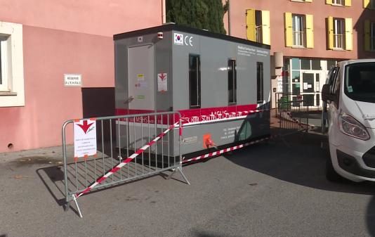 Im Var wurde eine „Virenentfernungskabine“ vor einem Alters- und Pflegeheim aufgestellt