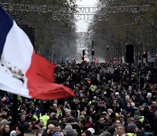 Neues Sicherheitsgesetz: Etwa hundert Kundgebungen in ganz Frankreich nach neuer Polizeigewalt