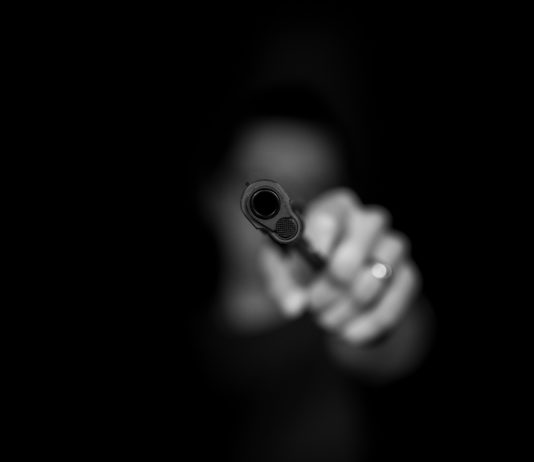 Var: Ein Polizist ausser Dienst wurde bei einem Schusswechsel mit einem bewaffneten Mann  verletzt