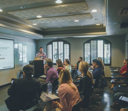Sollten wir uns über Schulen Sorgen machen? In Mittel- und Oberschulen beschleunigt sich das Virus weiter.
